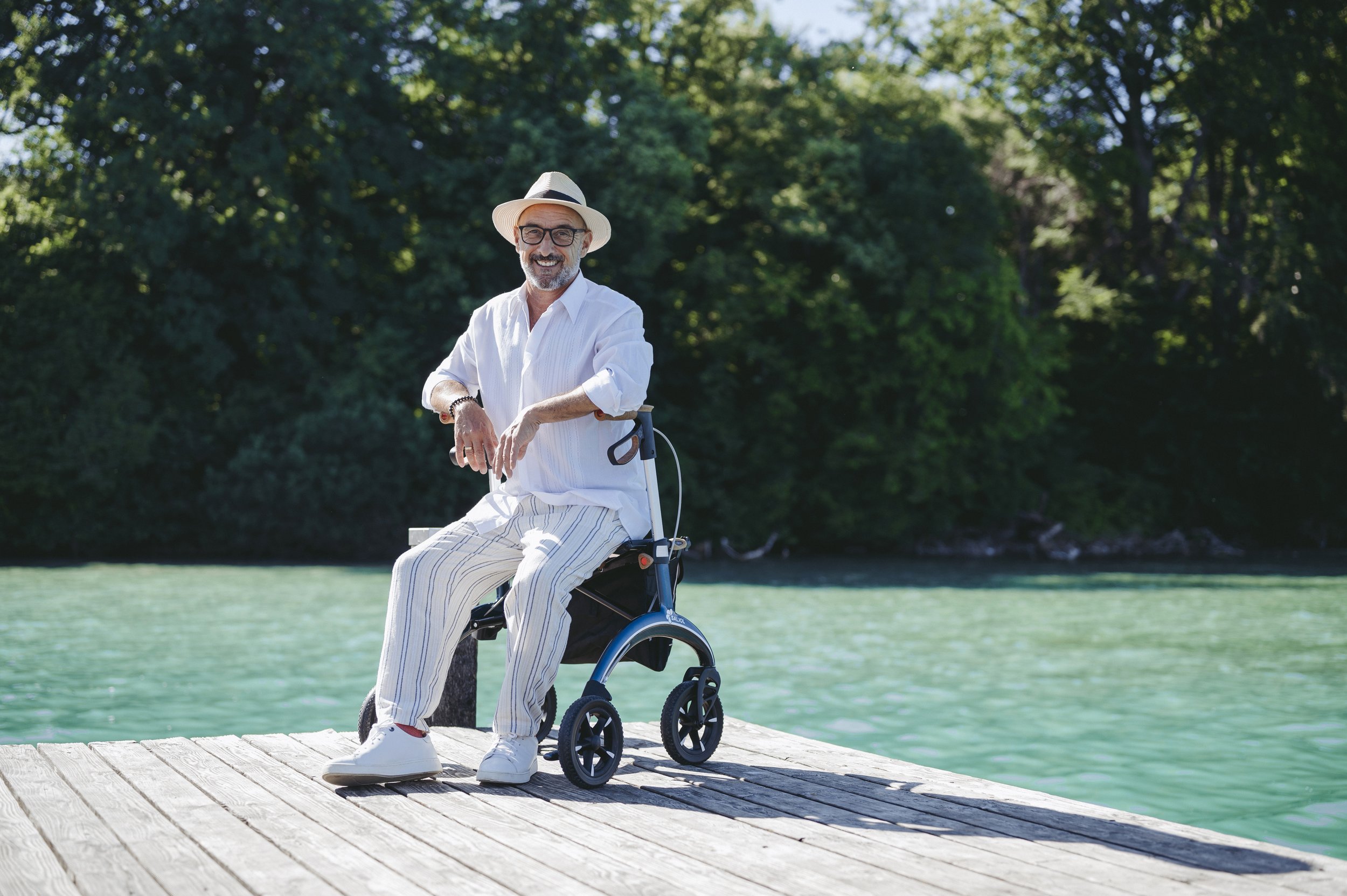 Mann sitzt auf einem Carbonrollator