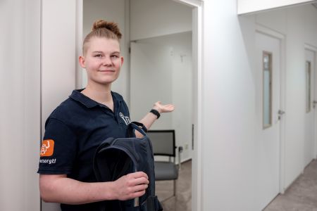 Technikerin vor den Beratungsräumen